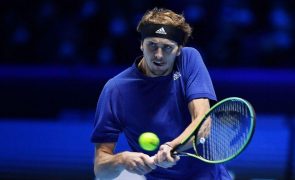 Zverev 'trava' novamente Djokovic e defronta Medvedev na final das ATP Finals