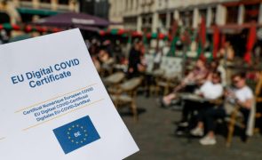 Covid-19: Milhares marcham em Bruxelas contra novas restrições para conter a pandemia