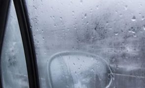 O truque mais simples para melhorar a visibilidade dos vidros do carro