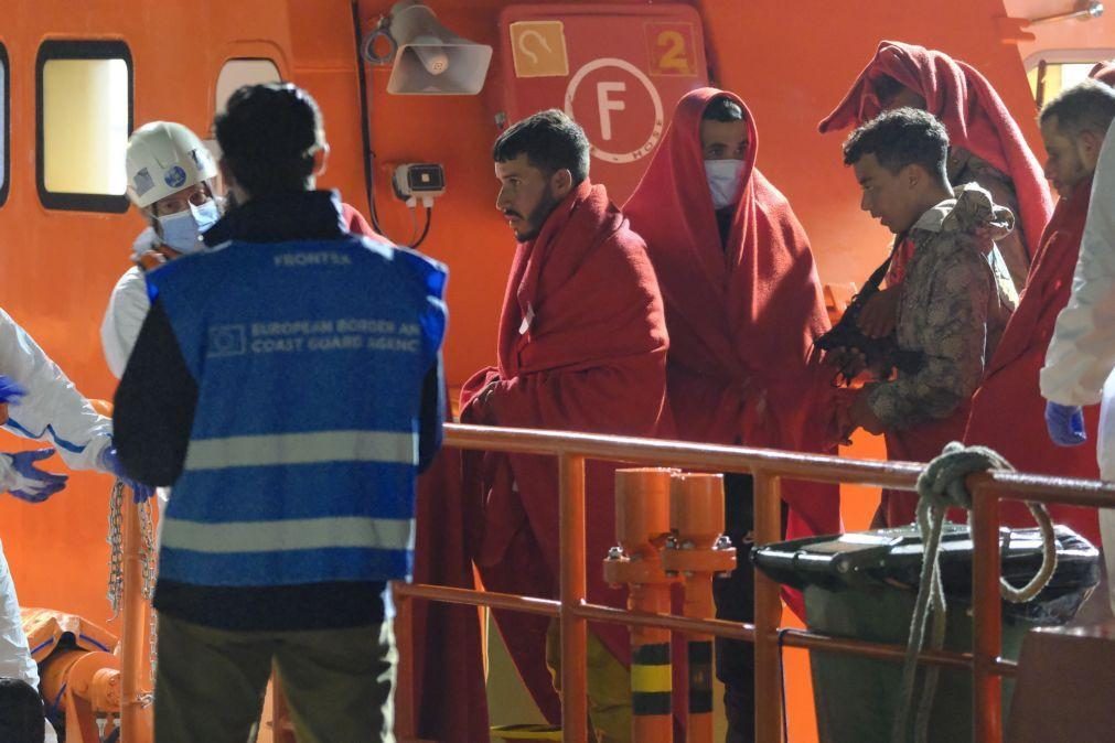 Autoridades espanholas resgatam mais de 400 pessoas junto às Ilhas Canárias