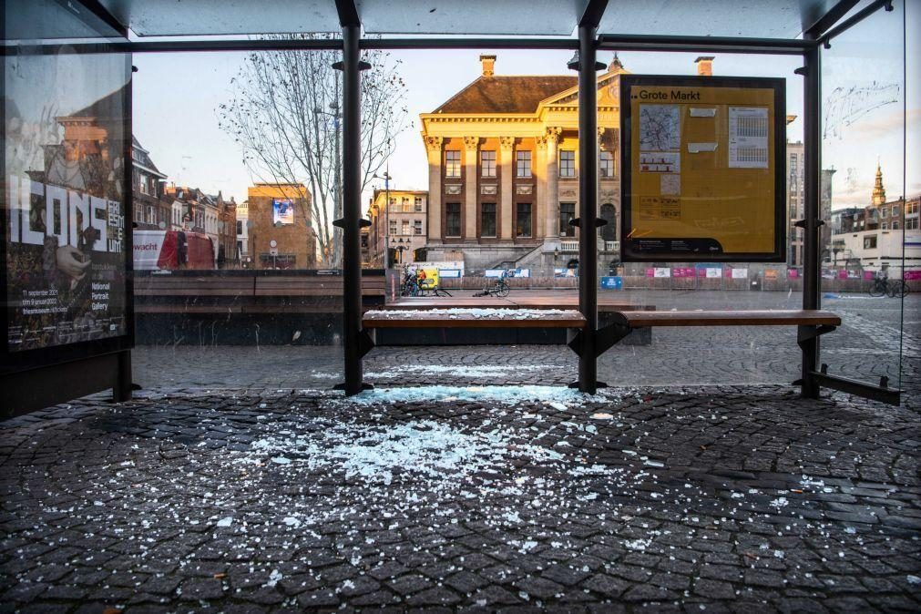 Covid-19: Pelo menos 21 detidos após 4.ª noite de protestos violentos nos Países Baixos