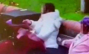 Mulher atropelada enquanto fumava cigarro em banco [vídeo]