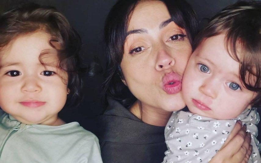 Débora Monteiro exausta por causa das filhas: