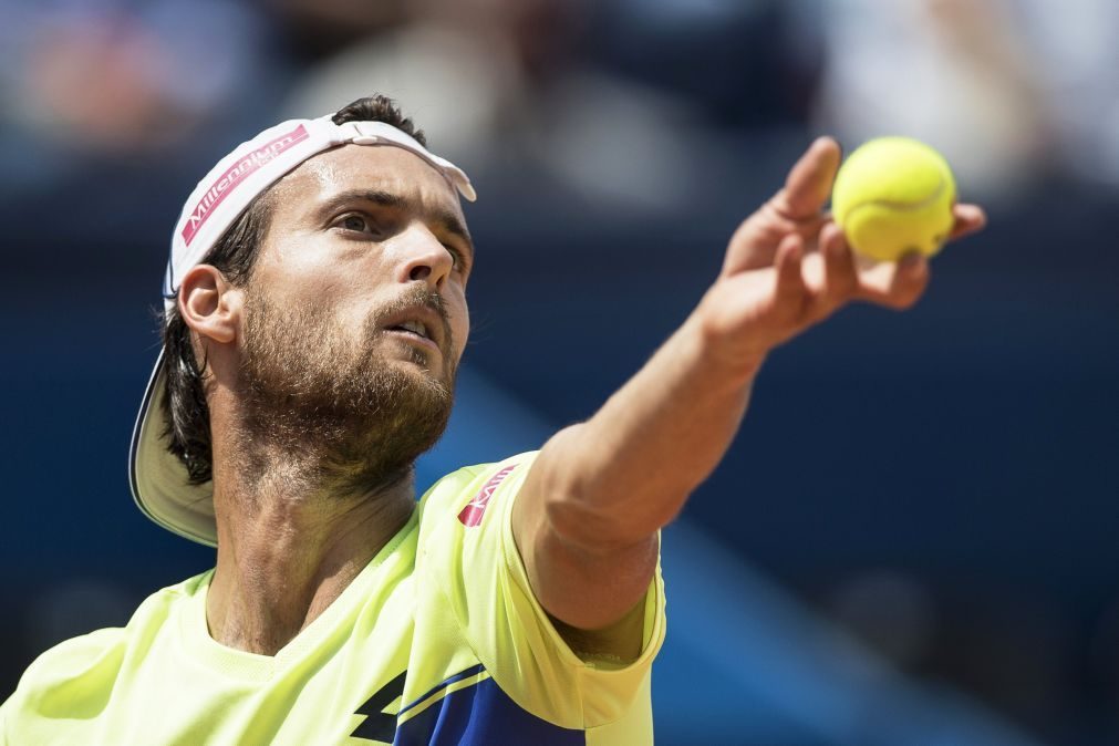 João Sousa eliminado nos quartos de final do torneio de Gstaad