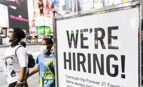 Pedidos de subsídio de desemprego recuam para mínimo em 52 anos nos EUA