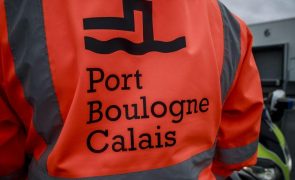 Migrações: Pelo menos 27 mortos em naufrágio no Canal da Mancha -- polícia