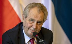 Presidente checo internado com covid-19 horas depois de ter tido alta