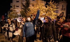 Marcha contra a violência sobre as mulheres juntou cerca de 50 pessoas no Porto