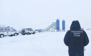 Mineiro resgatado de mina russa em que morreram pelo menos 52 pessoas