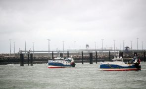 Brexit: Pescadores franceses bloqueiam portos do norte de França
