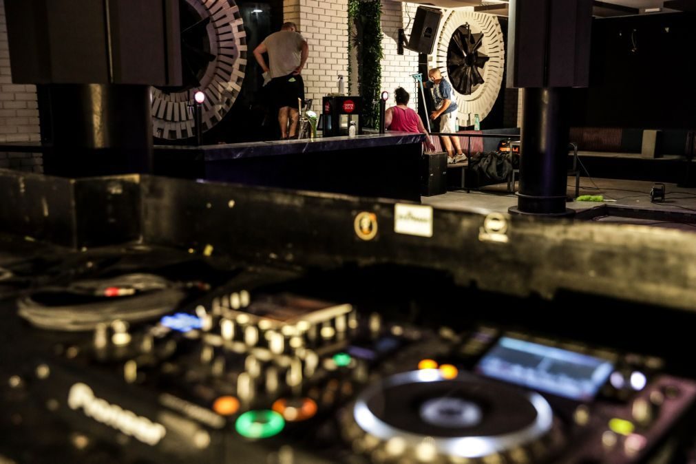Covid-19: Bares e discotecas com apoio na