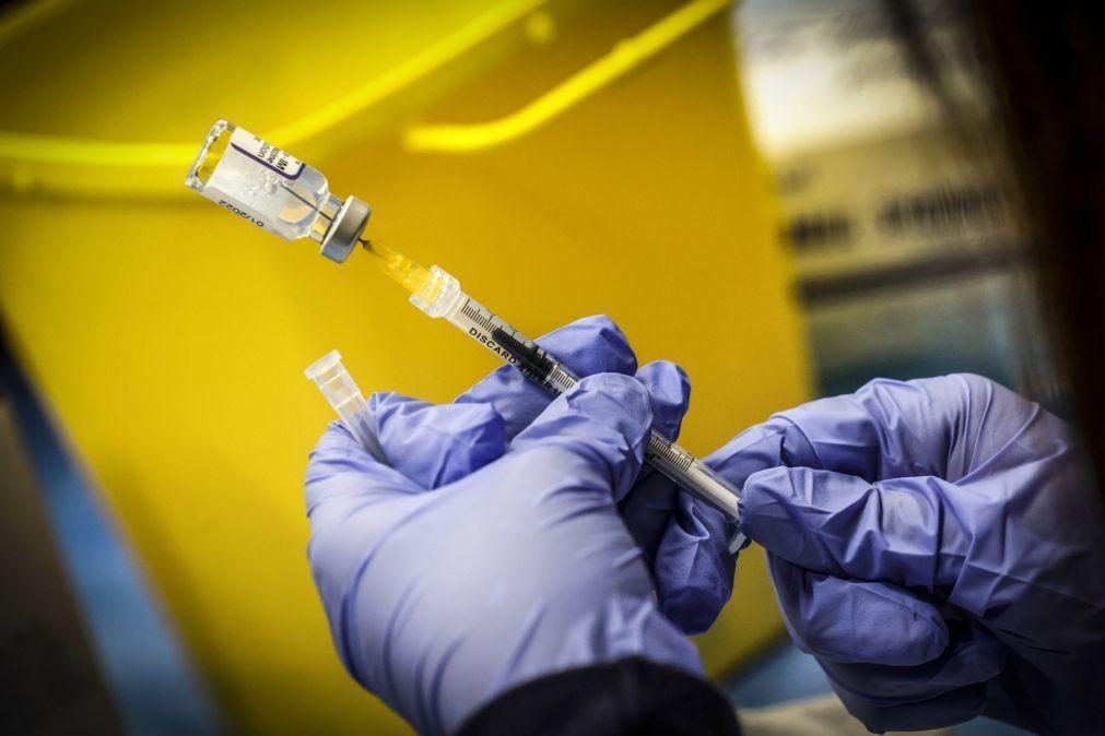Covid-19: EMA diz ser prematuro prever adaptações das vacinas à nova variante