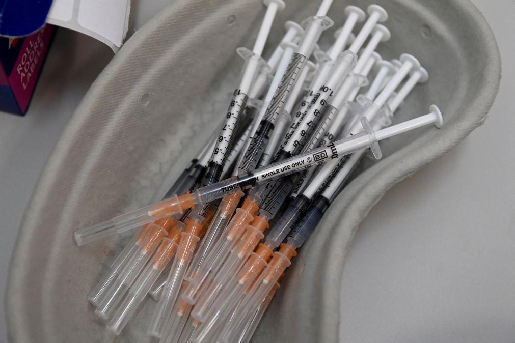 Covid-19: EAU garantem que 100% da população já recebeu pelo menos uma dose da vacina