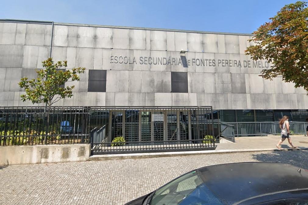 Aluno de 16 anos faz espera para bater em professora