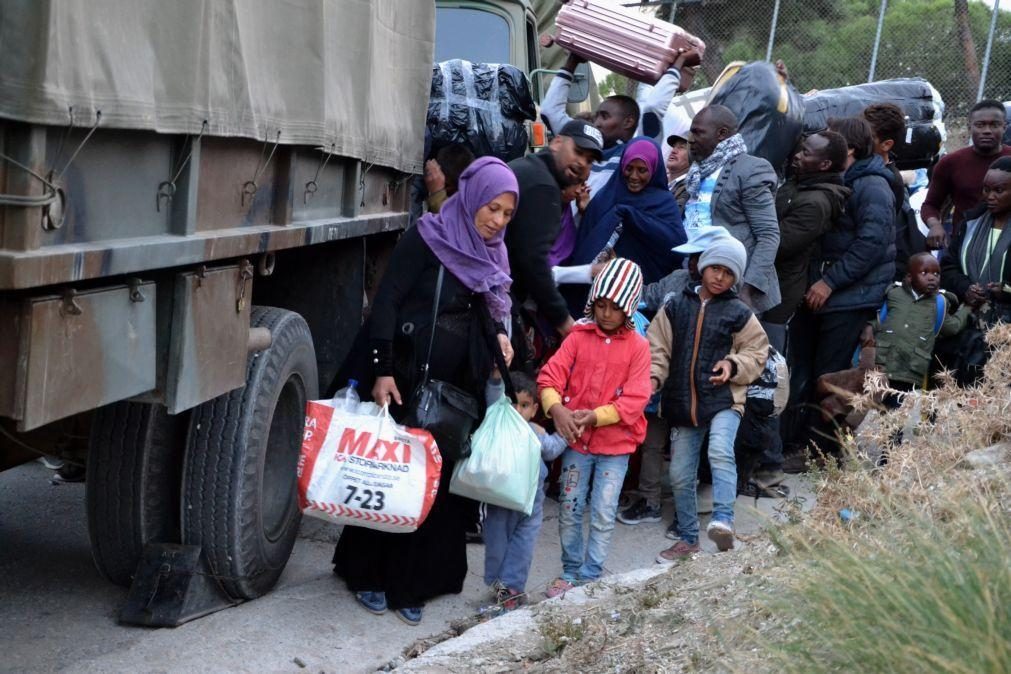Grécia abre dois campos cercados para migrantes