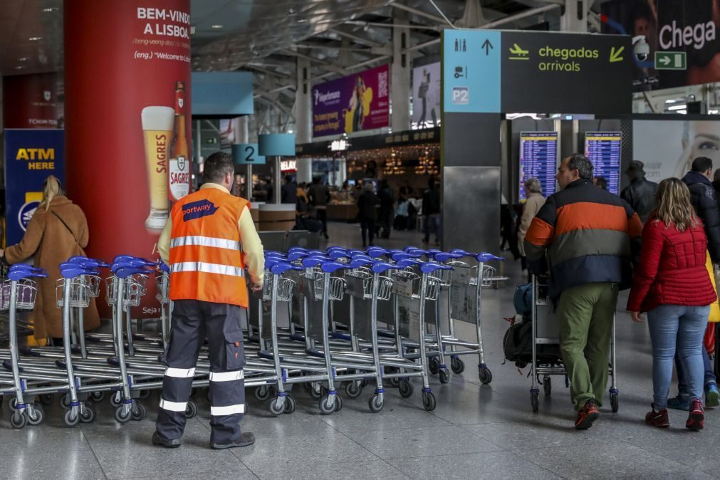 Covid-19: Passageiros de voo oriundo de Maputo testados no aeroporto de Lisboa