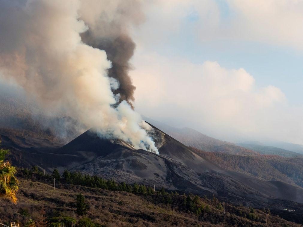 Vulcão de La Palma abre novo foco emissor e intensifica-se atividade sísmica