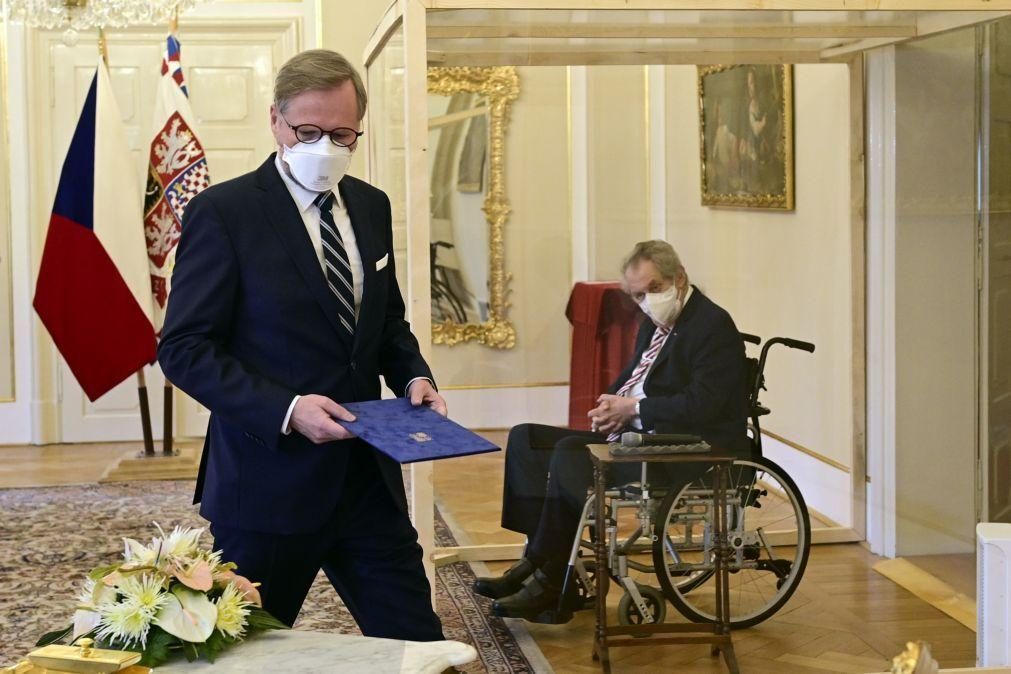 Covid-19: Presidente checo infetado fica dentro de proteção de vidro em tomada de posse