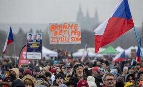 Covid-19: Milhares de pessoas protestam contra restrições na capital checa