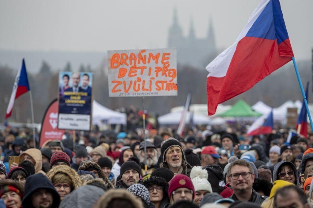 Covid-19: Milhares de pessoas protestam contra restrições na capital checa
