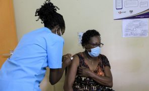 Covid-19: Dois países africanos já estão a dar 3.ª dose, 90% da população ainda não recebeu a 1.ª