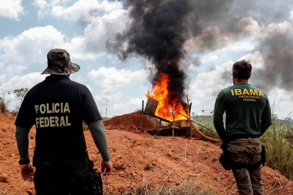 Autoridades brasileiras queimam embarcações em ação contra mineiros ilegais na Amazónia