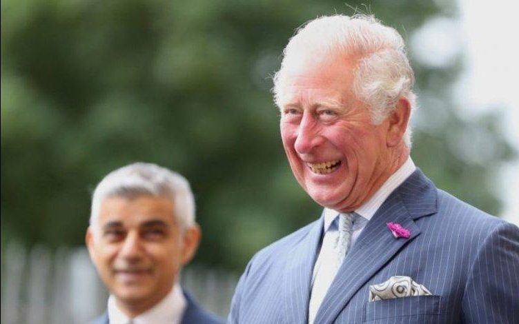 Príncipe Carlos terá questionado cor de pele do neto Archie