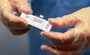 Farmácias garantem testes rápidos à covid-19 apesar do aumento da procura