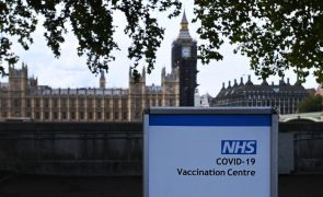 Covid-19: Reino Unido quer reforçar vacinação de todos os adultos até fim de janeiro