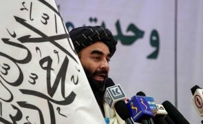 Afeganistão: Talibãs pedem fim das sanções após negociações com os EUA