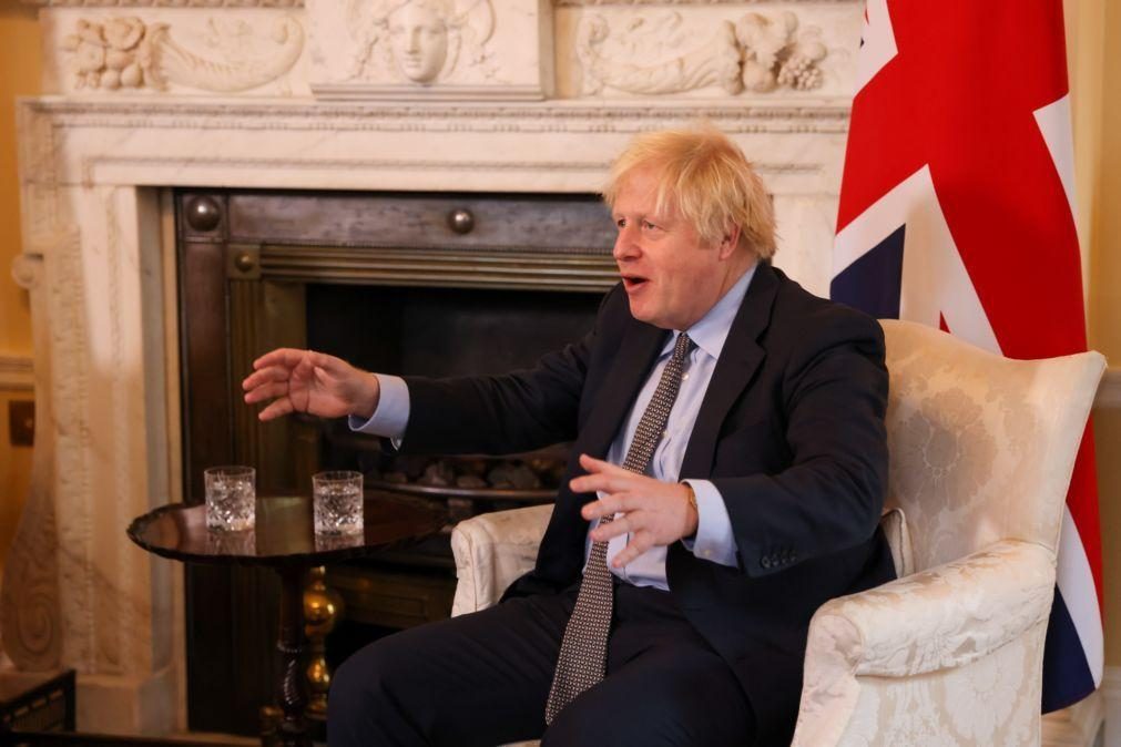 Covid-19: Boris Johnson nega ter violado normas com festas em Downing Street