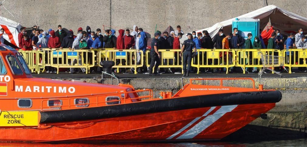 Cerca de 300 migrantes, incluindo um bebé morto, resgatados ao largo das Canárias
