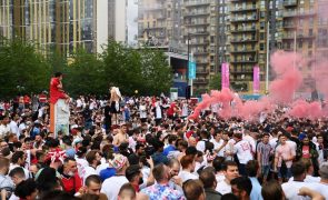 Cerca de duas mil pessoas forçaram entrada em Wembley para a final do Euro2020