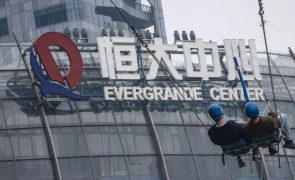 Promotor inobiliário chinês Evergrande avisa que pode falhar reembolso de dívida