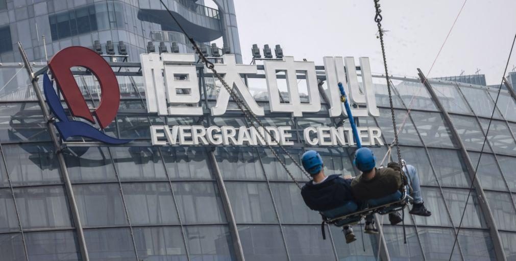Promotor inobiliário chinês Evergrande avisa que pode falhar reembolso de dívida