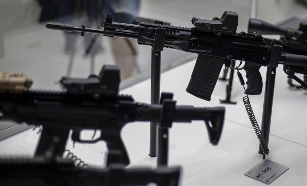 Índia vai fabricar localmente 500.000 espingardas AK-203 de design russo