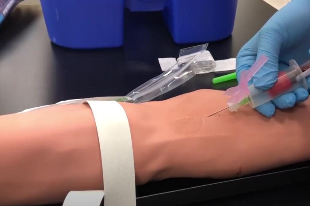 Covid-19: Dentista usa braço falso de silicone para evitar ser vacinado