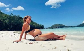 Inês Aires Pereira desfila barriga em biquíni nas Seychelles