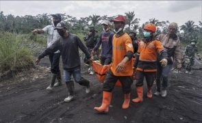 Sobe para 13 o número de mortos devido a erupção do vulcão na Indonésia
