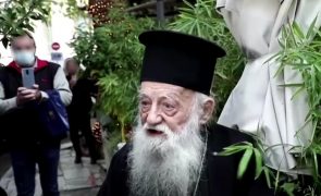 Padre detido após insultar Papa Francisco durante visita à Grécia [vídeo]