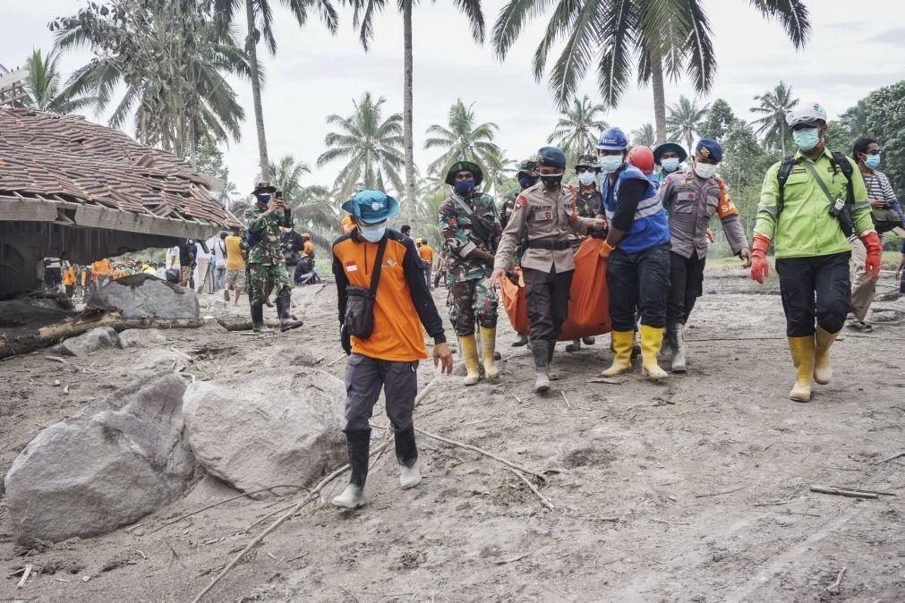 Vulcão Semeru na Indonésia faz pelo menos 27 desaparecidos e 15 mortos