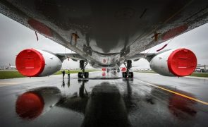 Covid-19: Transporte aéreo de passageiros recua quase 70% em Portugal em 2020, abaixo da média da UE