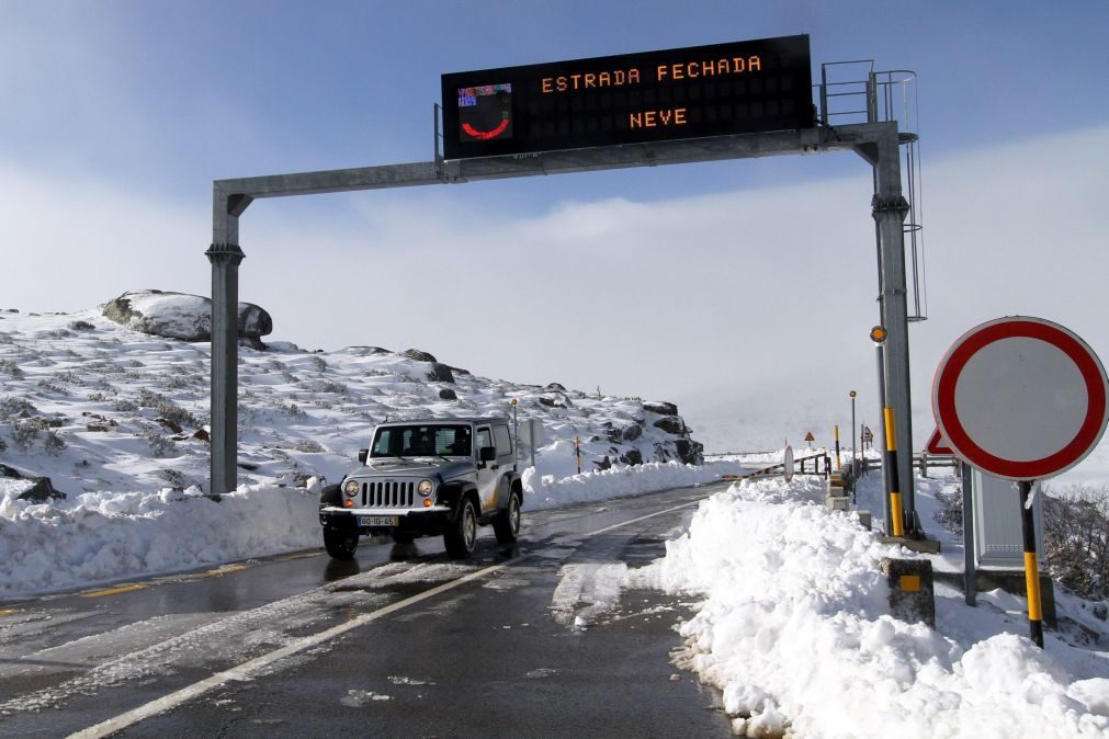 Estradas na serra da Estrada cortadas devido à queda de neve