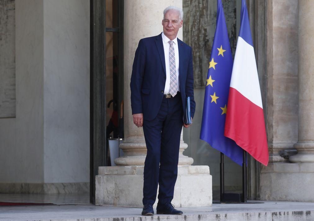 Ministro francês demite-se depois de condenado por ocultar bens