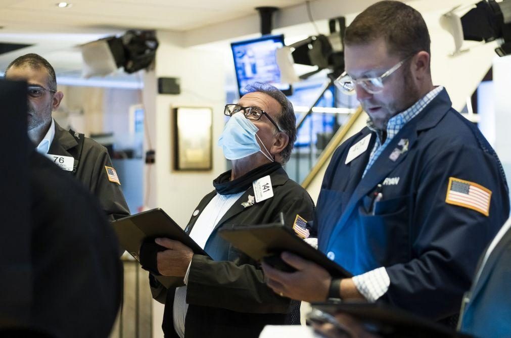 Wall Street sobe com investidores mais otimistas quanto a nova variante de covid-19