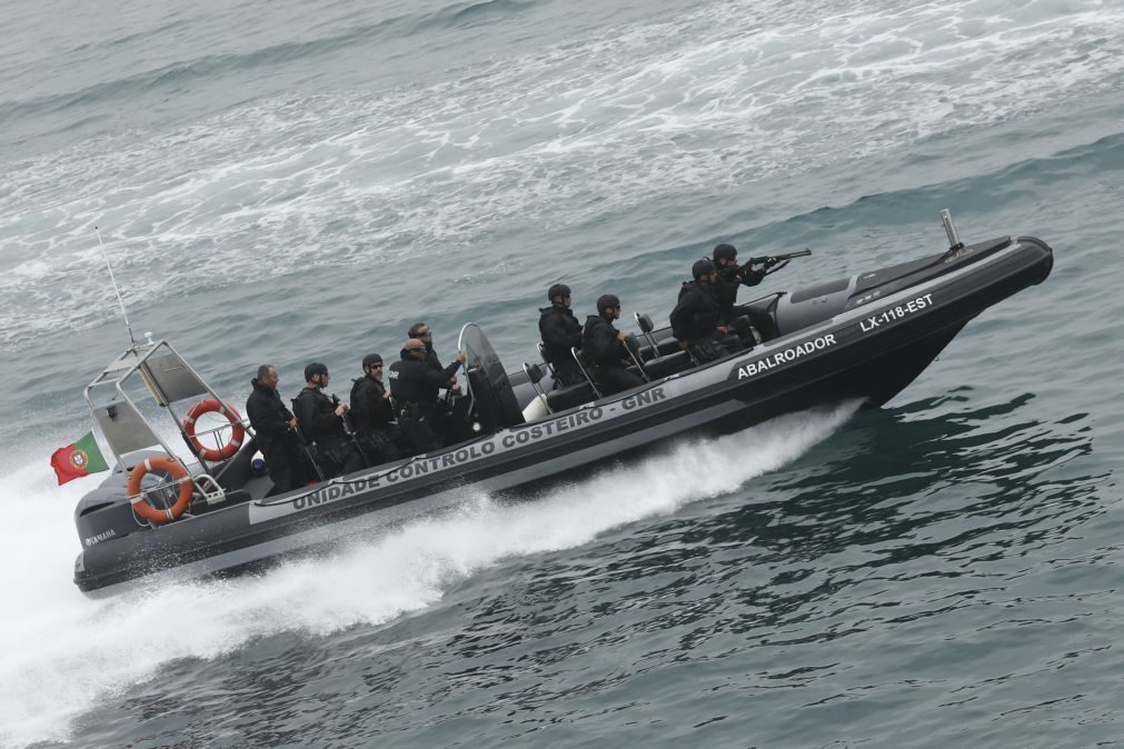 Marinha portuguesa deteta 45 pessoas escondidas em veleiro