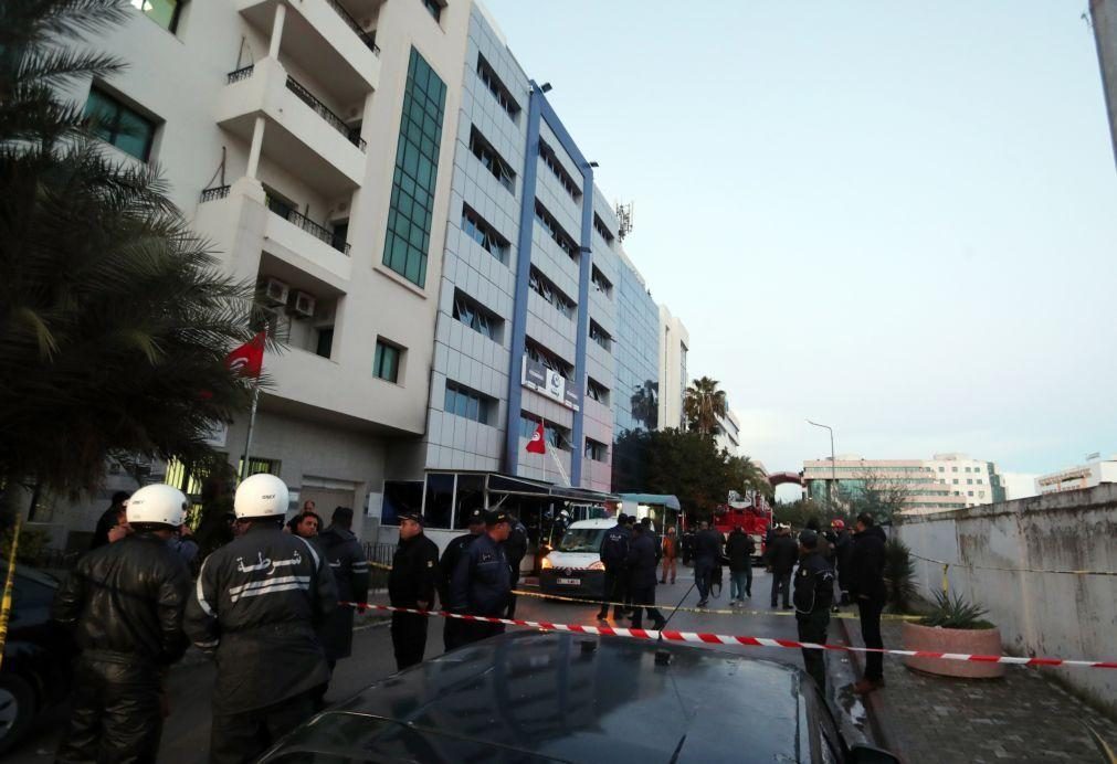 Um morto e 18 feridos em incêndio na sede de partido islamita em Tunes