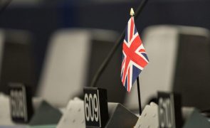 Brexit: Londres rejeita prazo de sexta-feira para resolver questão das licenças de pesca