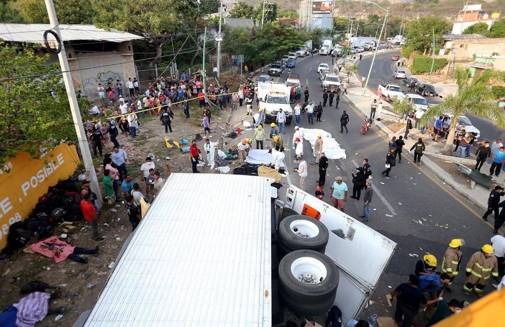 Acidente com pesado de mercadorias no México mata 53 migrantes