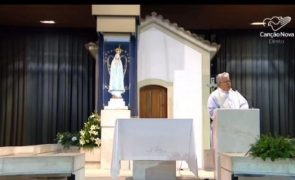Padre dá valente raspanete a menino durante a missa e momento torna-se viral (vídeo)